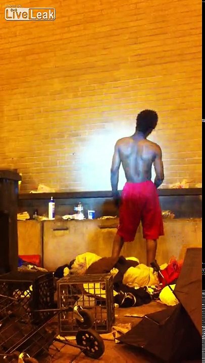 Un homme sous les effets dévastateurs d'une nouvelle drogue dans les rues de Chicago