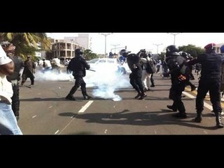 Des manifestants dans le panier à salades de la police