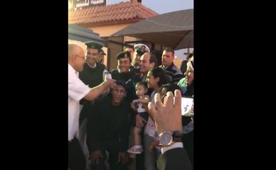 شاهد لحظة التقاط الرئيس السيسي صورا تذكارية مع أسرة بكمين في «التسعين»