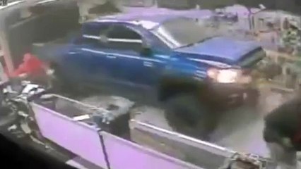 04.Thieves ram truck through wall to rob gun store in Florida