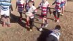 Des petits enfants laissant marquer leur coéquipier handicapé lors d'un match de rugby