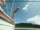 Video - divertenti - ragazzina si tuffa dalla barca