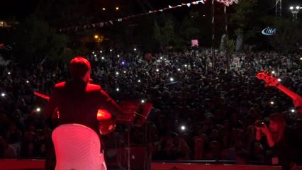 Van Gölü Sahilinde Uğur Işılak Coşkusu