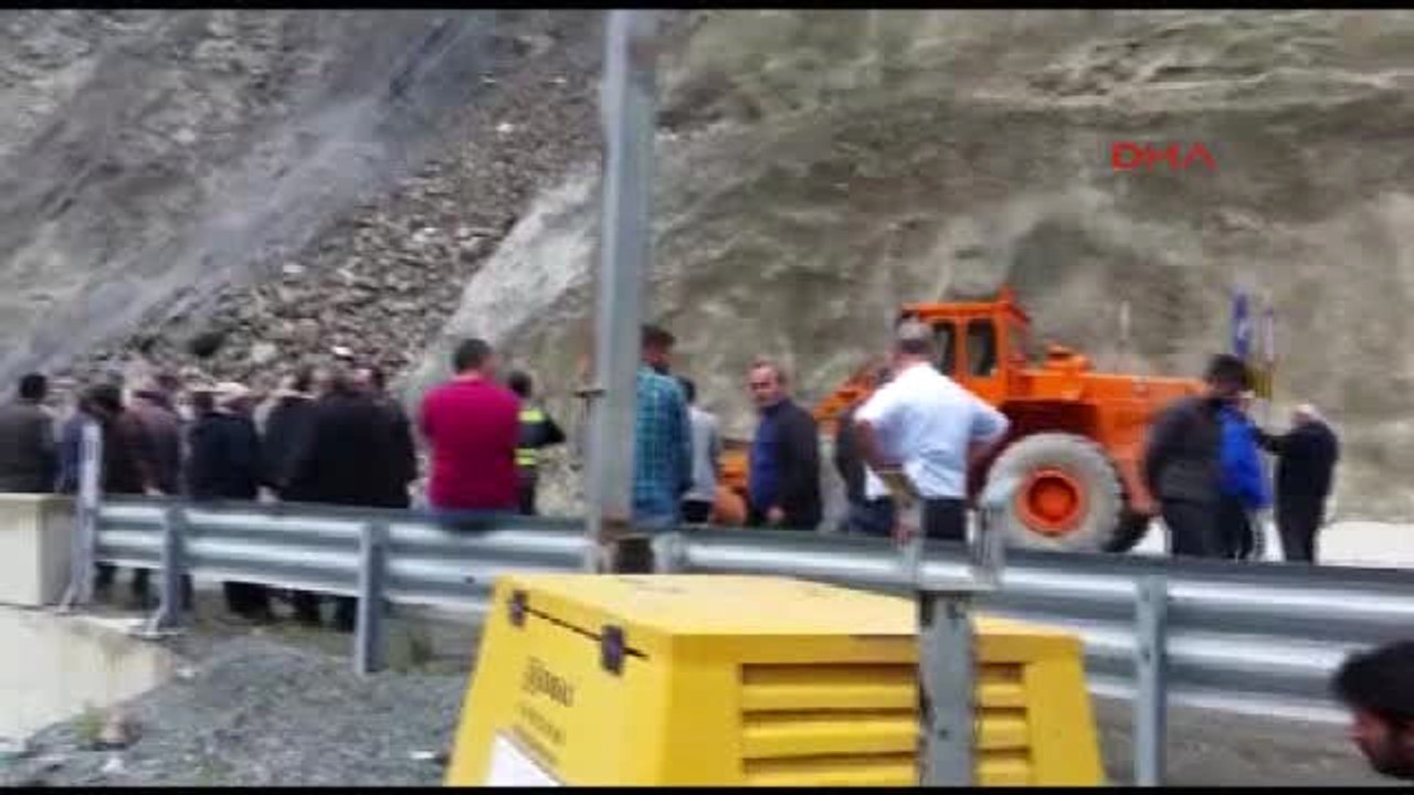 Artvin - Yusufeli Karayolu Heyelan Nedeniyle Ulaşıma Kapandı