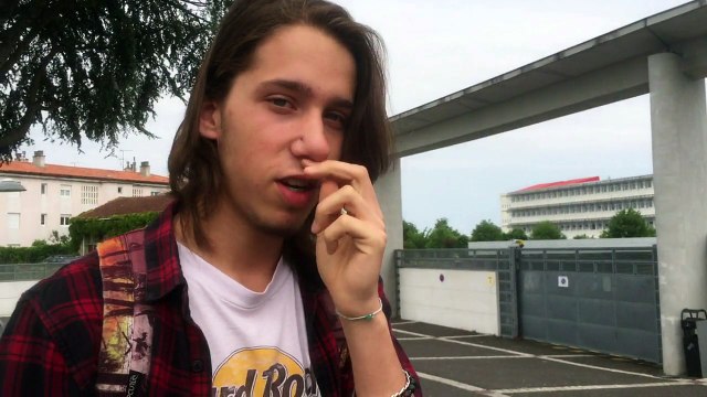 Des élèves de terminale L de Marguerite-de-Valois après le bac philo (images A. Kerjean)