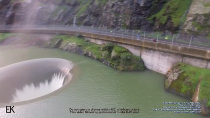 Il filme un trou énorme dans un lac grâce à son drone