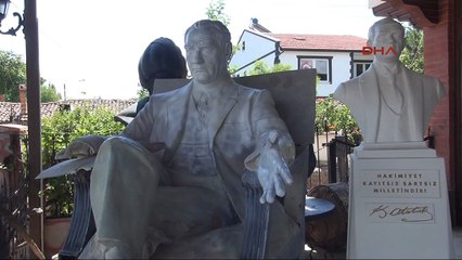 Küçük çocuk Atatürk'ün elini böyle öptü