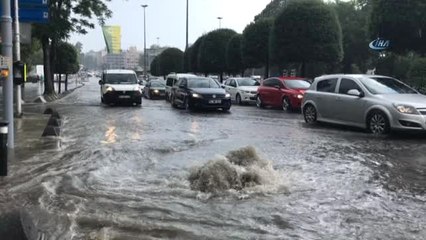 İstanbul'da Yollar Gölete Döndü
