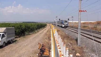 Izmir Banliyö Trenine Kamyon Çarptı