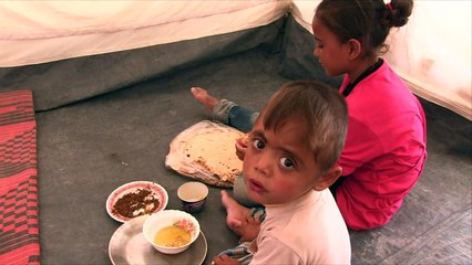 سكان الرقة يهربون الى مخيم عين عيسى