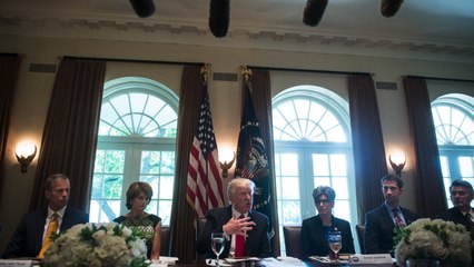 下载视频: Trump bashes Obamacare, claims Americans are 'fleeing the market'