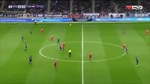Un gardien de but la Syrie dégage le ballon de plus de 50 mètres avec son poing