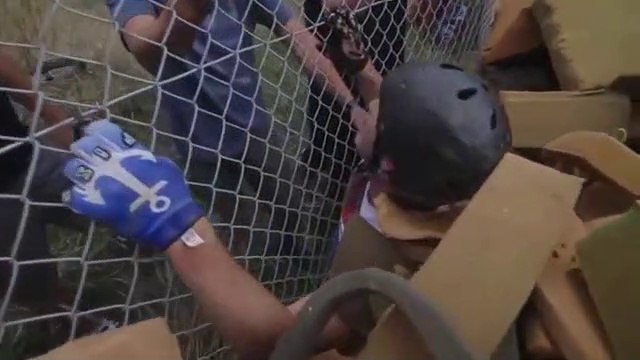 Ce rider BMX utilise un slingshot pour faire un saut et se rate complètement...