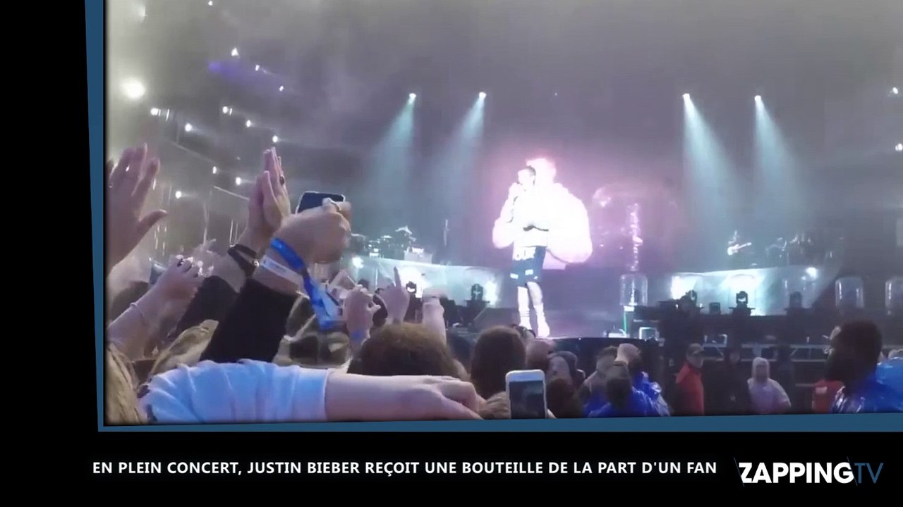 Justin Bieber : Un fan lui jette une bouteille d’eau au visage en plein concert (vidéo)