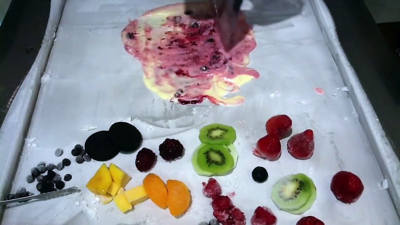 Thai scrambled cream is delicious   Full of fresh fruits - ICE CREAM ROLLS