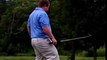 Un homme bourré essaye de jouer au golf !! Fail