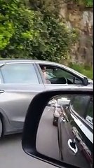 Il danse au volant comme un fou en conduisant !