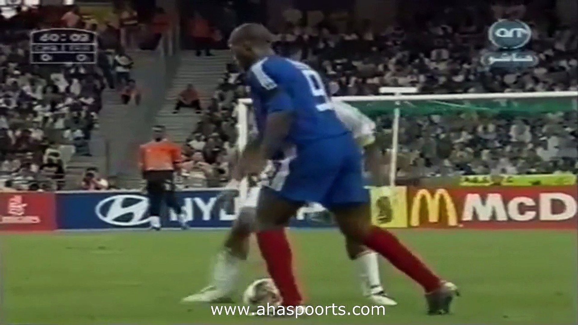 الشوط الثاني مباراة فرنسا و الكاميرون 1-0 نهائي كاس القارات 2003 - video  Dailymotion