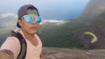 Joven se salva de morir tras caer al vacío en parapente de icónico morro de Río