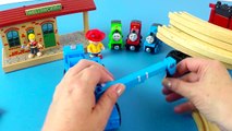 - Caillou, Bob The Builder and Lofty Help Build Train Track _ Toys