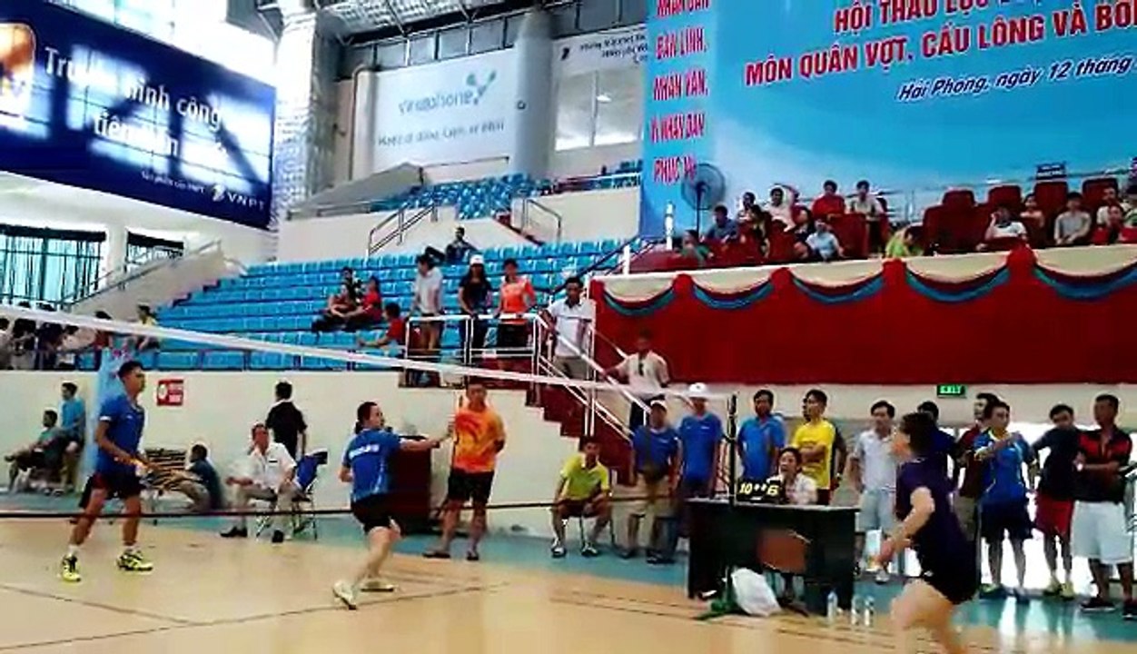 Play badminton in Hanoi, Vietnam - Thi đấu Cầu lông tại Hà Nội