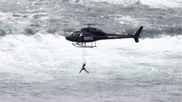 Une femme suspendue par la bouche au dessus des chutes du Niagara