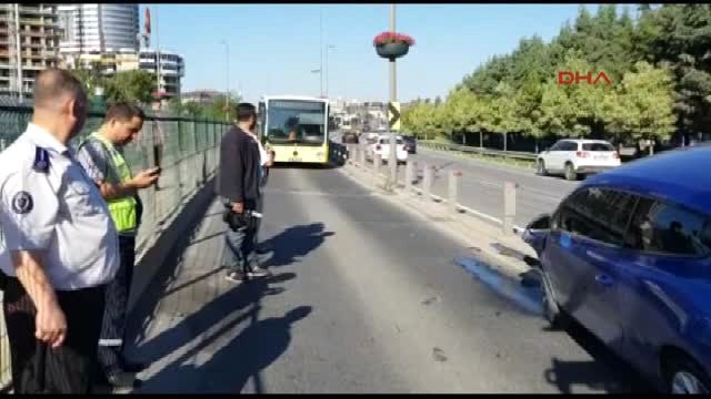 Otomobil Metrobüs Yoluna Girdi; Seferler Aksıyor