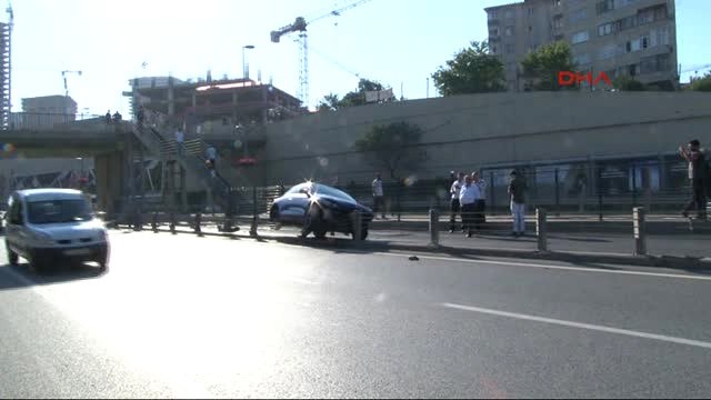 Otomobil Metrobüs Yoluna Girdi; Seferler Aksıyor