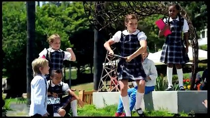 300.Versión extendida de las colegialas del spot para TV El Movimiento Surface