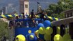 【NBA】Steph Curry Rides On The Parade Bus with NBA Finals Trophy June 15,2017  Warriors Parade