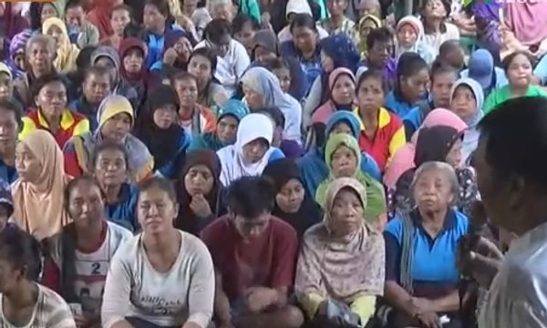 Warga Terima Paket Kebutuhan Pokok Gratis