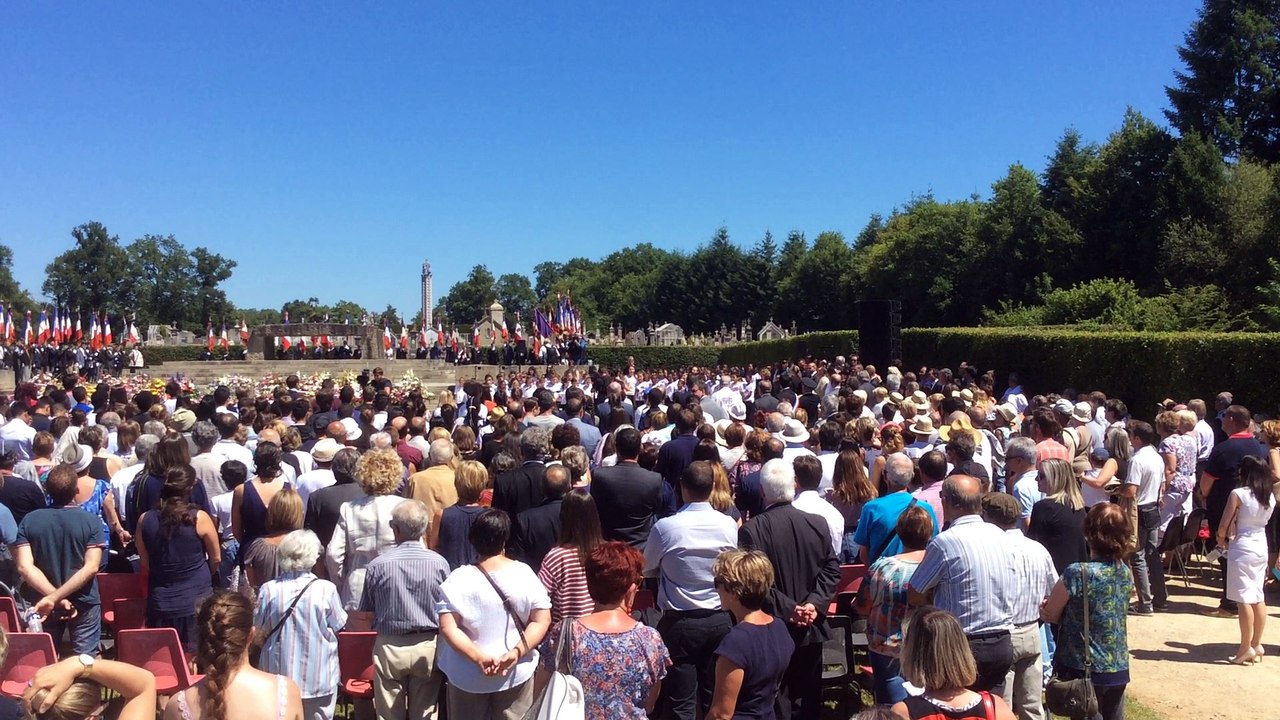 Les élèves de l'école Joliot Curie chantent la Marseillaise à Oradour-sur-Glane
