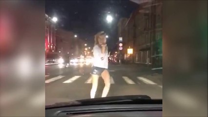 Cette meuf se met à danser devant une voiture au milieu de la route... Chaud