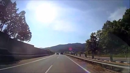 Скачать видео: Ce conducteur se prend une voiture sur le pare brise après un vol plané incroyable