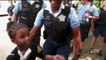 À 7ans, une jeune fille parcourt les Etats-Unis pour... faire des câlins aux policiers ! Regardez