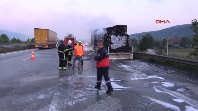 Düzce Tem'de Kağıt Yüklü Tır'ın Dorsesi Yandı