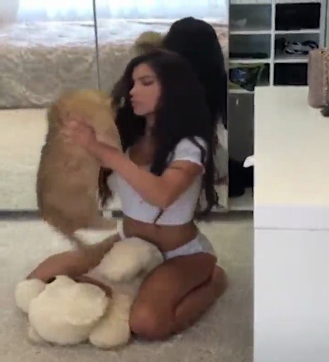 Cette jolie brune joue avec un lionceau.. Il lui réserve une très belle surprise !