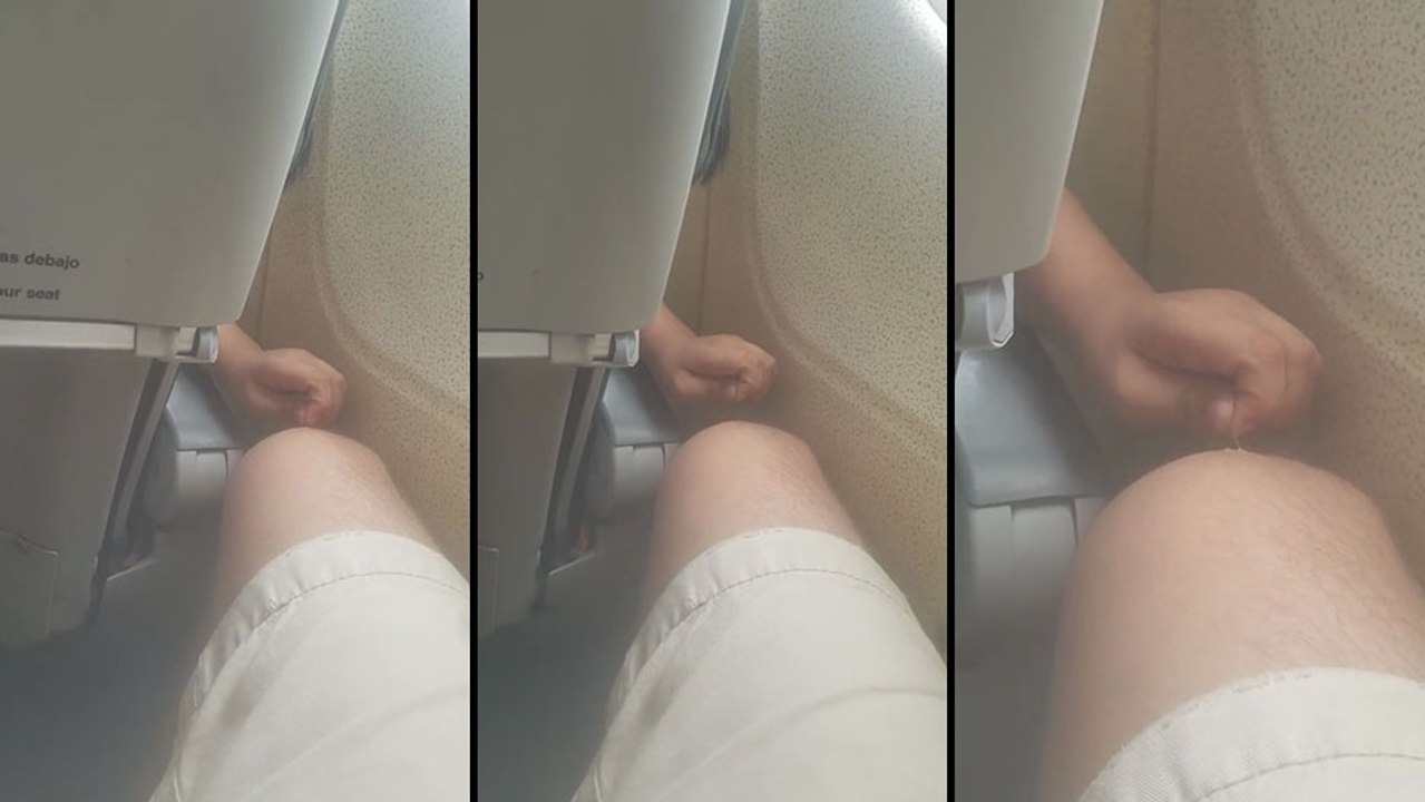 Réveillé dans un avion par un môme qui lui tire les poils