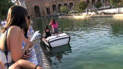 Ces 2 touristes ne savent pas utiliser des rames en barque... IDIOTES