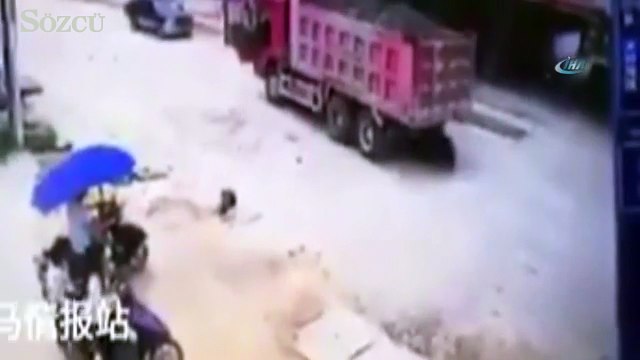 Kamyonun altından burnu bile kanamadan çıktı