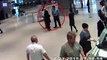 Un employé d'United Airlines balance un vieux au sol à l'aéroport.. sans raisons !