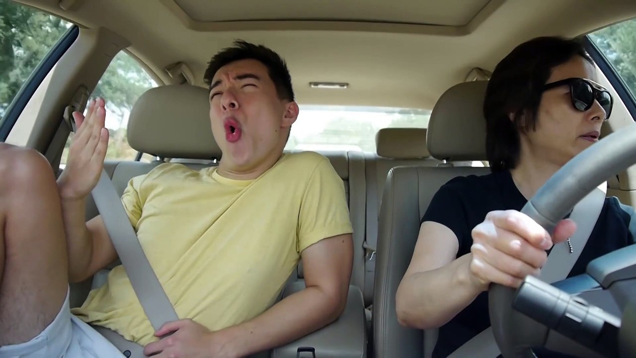 Une guêpe est coincée dans son t-shirt