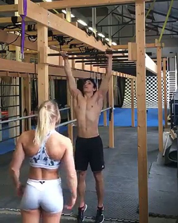 Fitness salonunda öpücük çalışması