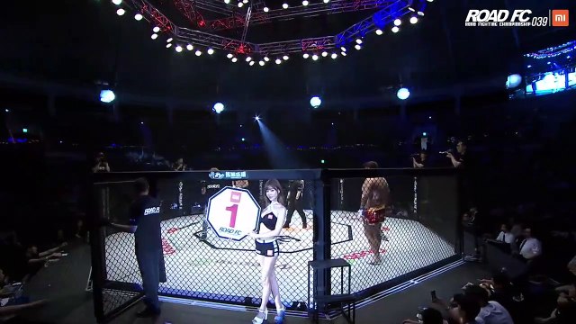 Un combat MMA se termine en 9 secondes à cause dun mauvais coup dans les parties intimes