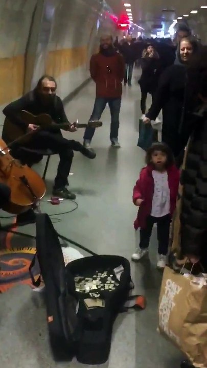 Cette fillette devient le star du métro le temps d'une chanson