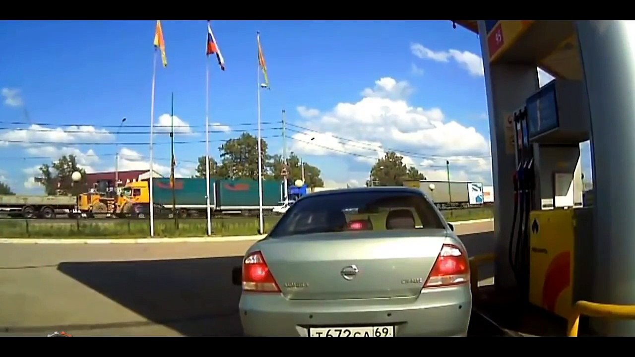 Femme à la station d'essence, les incidents les plus amusants 2... Женщины на заправке, самые забавные случаи 2016-2017