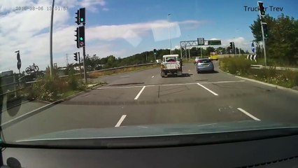 Un chien saute par la fenêtre et se retrouve pendu avec sa laisse.