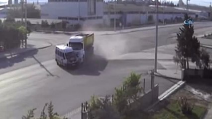 İşçi Minibüsü Hafriyat Kamyonuna Böyle Çarptı: 3'ü Ağır 15 Yaralı