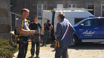 La croix de l'église est montée