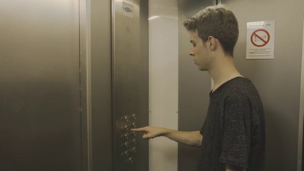 CE MEC... - Dans un ascenseur-aGIFaTr2lro